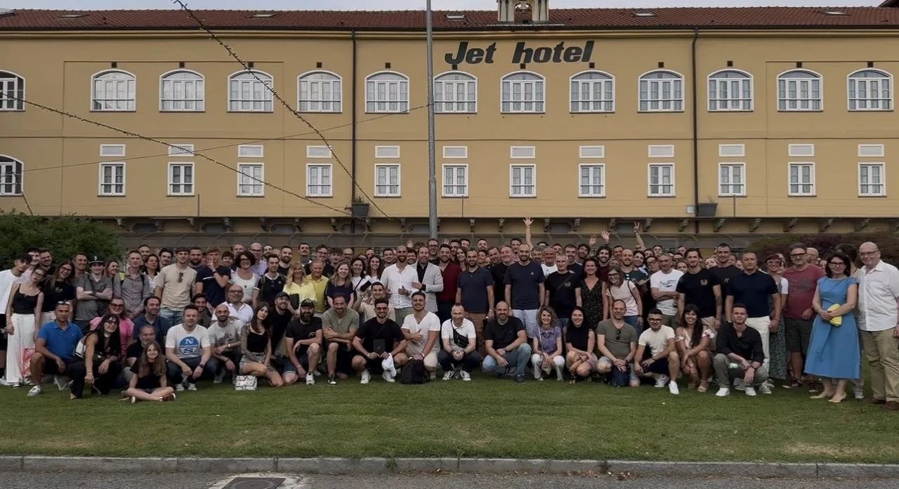 La foto di gruppo dell'Accademia del Profitto davanti all'hotel del meeting