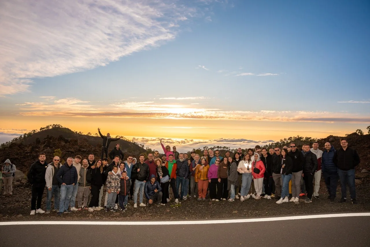 Il gruppo dell'Accademia del Profitto al tramonto, durante un meeting