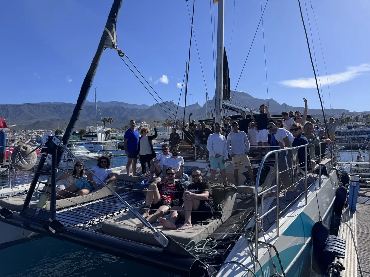 Il gruppo dell'Accademia del Profitto in barca, durante un meeting
